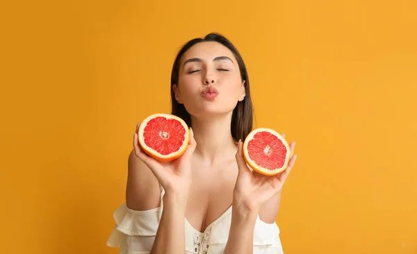 Young Woman Juicy Grapefruit Color Background — Stock Photo, Image