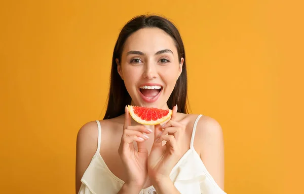 Young Woman Juicy Grapefruit Color Background — Stock Photo, Image