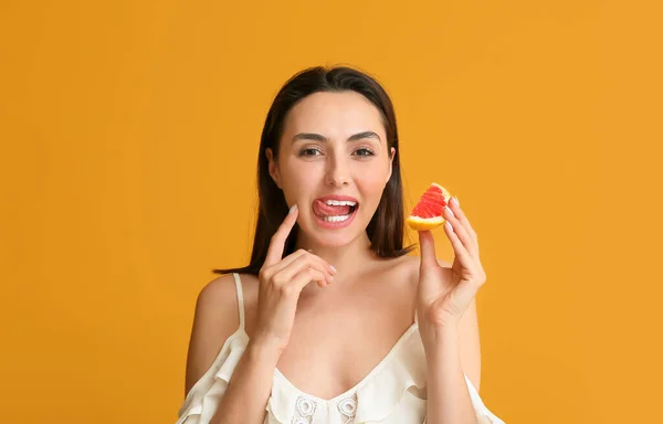 Junge Frau Mit Saftigen Grapefruit Auf Farbigem Hintergrund — Stockfoto