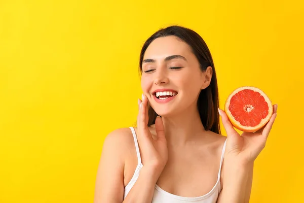 Beautiful Young Woman Grapefruit Color Background — Stock Photo, Image