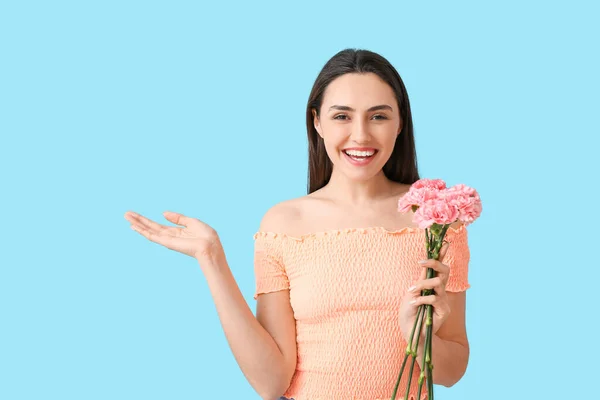 Mujer Joven Con Hermosas Flores Clavel Sobre Fondo Color —  Fotos de Stock