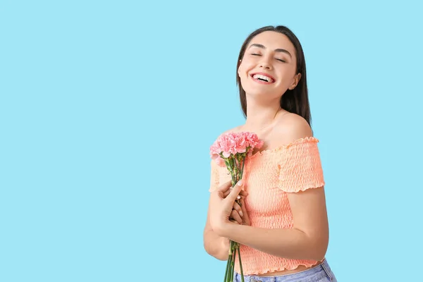 Güzel Karanfil Çiçekleri Olan Genç Bir Kadın — Stok fotoğraf