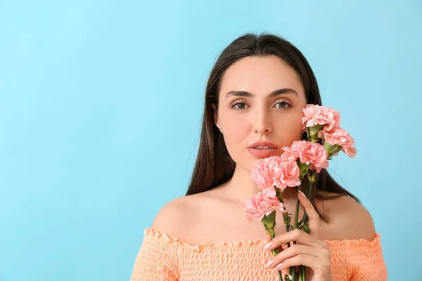 Ung Kvinna Med Vacker Nejlika Blommor Färg Bakgrund — Stockfoto