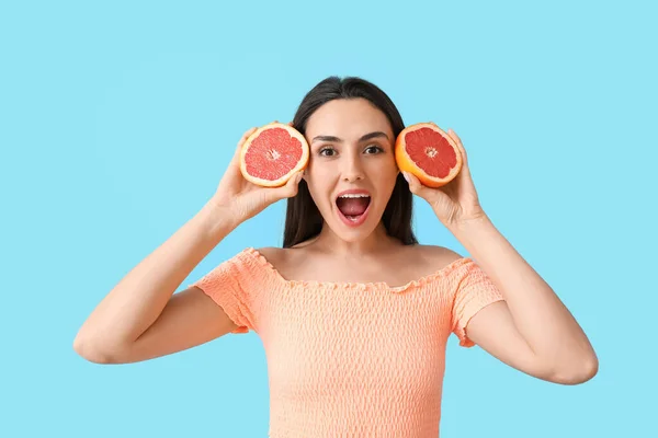 Surprised Young Woman Grapefruit Color Background — Stock Photo, Image