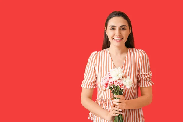 Jeune Femme Avec Belles Fleurs Oeillet Sur Fond Couleur — Photo