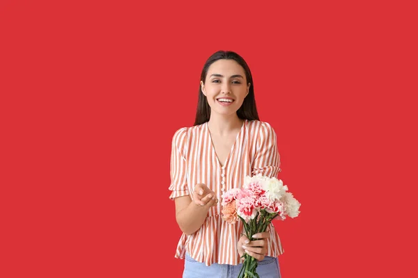 Ung Kvinna Med Vacker Nejlika Blommor Färg Bakgrund — Stockfoto