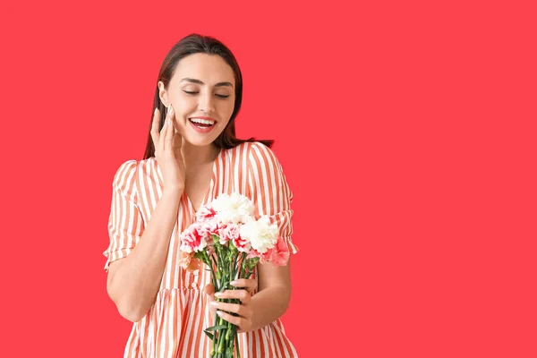 Ung Kvinna Med Vacker Nejlika Blommor Färg Bakgrund — Stockfoto