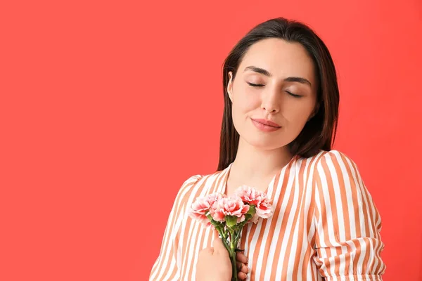 Jeune Femme Avec Belles Fleurs Oeillet Sur Fond Couleur — Photo