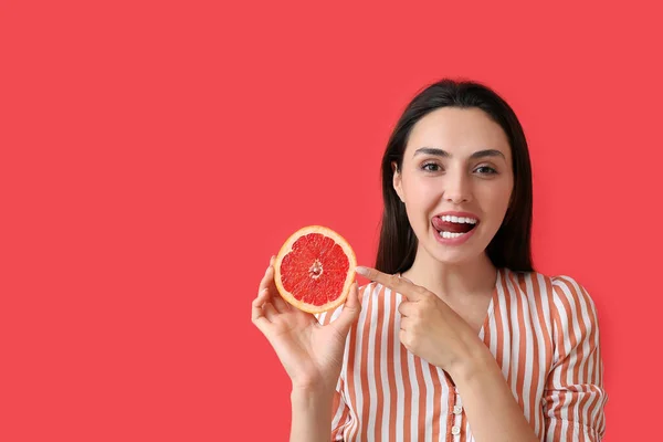 Jovem Apontando Para Toranja Fundo Cor — Fotografia de Stock