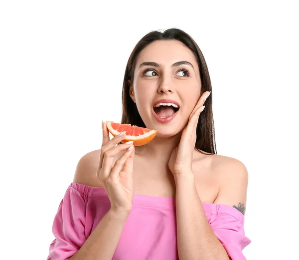 Überraschte Junge Frau Mit Grapefruit Auf Weißem Hintergrund — Stockfoto