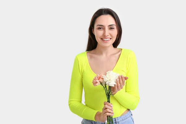 Jeune Femme Avec Belles Fleurs Oeillet Sur Fond Clair — Photo