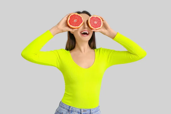 Beautiful Woman Grapefruit Light Background — Stock Photo, Image