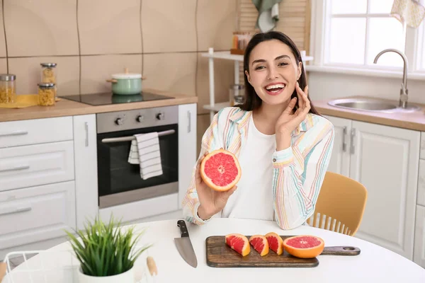 Young Woman Grapefruit Kitchen — Stock Photo, Image