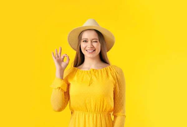 Mooie Jonge Vrouw Tonen Kleur Achtergrond — Stockfoto