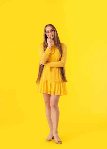 Bedachtzame Jonge Vrouw Kleur Achtergrond — Stockfoto
