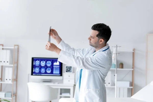 Young Doctor Ray Scan Clinic — Stock Photo, Image