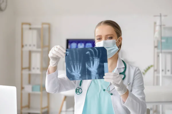 Female Doctor Ray Scan Clinic — Stock Photo, Image