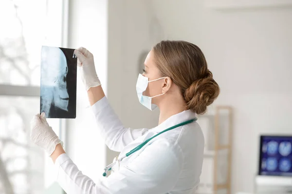 Female Doctor Ray Scan Clinic — Stock Photo, Image