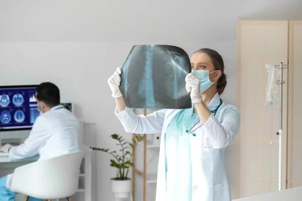 Female Doctor Ray Scan Clinic — Stock Photo, Image