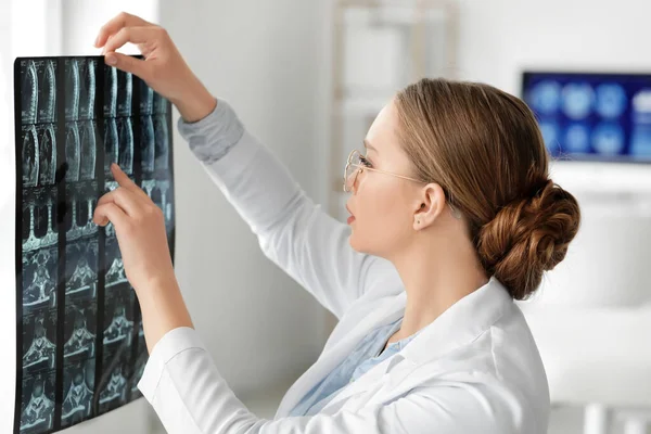 Female Doctor Ray Scan Clinic — Stock Photo, Image