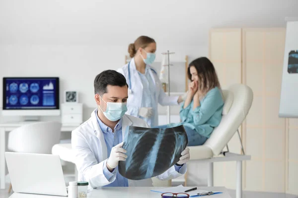 Young Doctor Ray Image Lungs Clinic — Stock Photo, Image