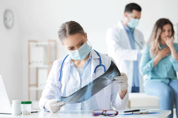 Female Doctor Ray Image Lungs Clinic — Stock Photo, Image