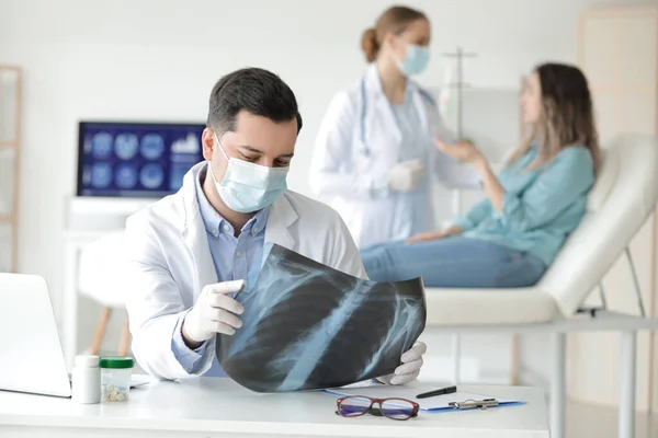 Young Doctor Ray Image Lungs Clinic — Stock Photo, Image
