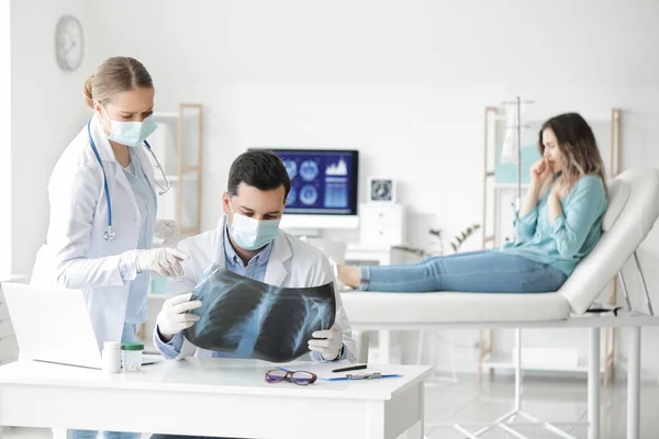 Young Doctors Ray Image Lungs Clinic — Stock Photo, Image