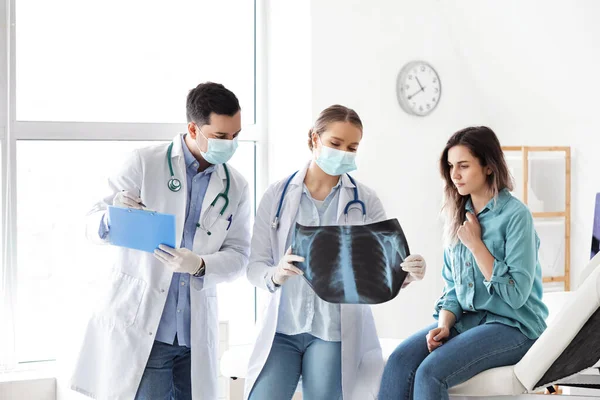 Young Doctor Showing Ray Image Lungs Patient Clinic — Stock Photo, Image