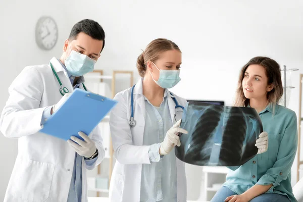 Young Doctor Showing Ray Image Lungs Patient Clinic — Stock Photo, Image