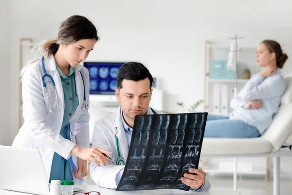 Jovens Médicos Com Imagem Raio Coluna Vertebral Clínica — Fotografia de Stock