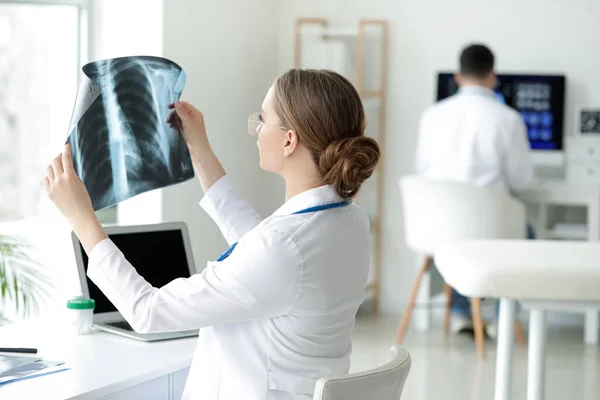 Female Doctor Ray Image Lungs Clinic — Stock Photo, Image