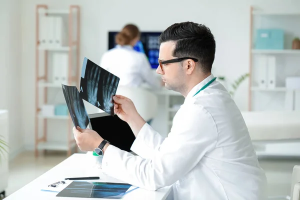 Young Doctor Studying Ray Scans Clinic — Stock Photo, Image