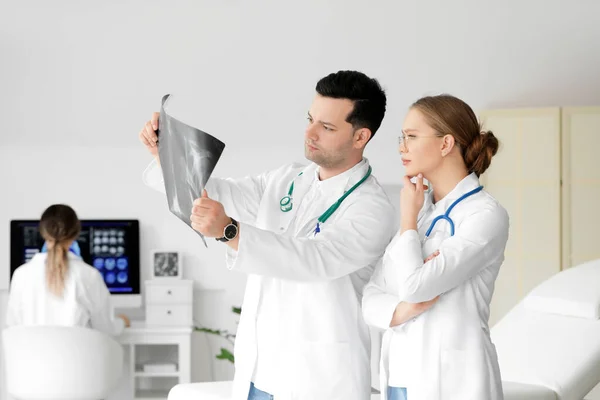 Молоді Лікарі Вивчають Рентгенівське Зображення Легенів Клініці — стокове фото
