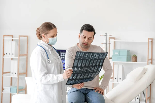 Female Doctor Showing Ray Scan Patient Clinic — Stock Photo, Image