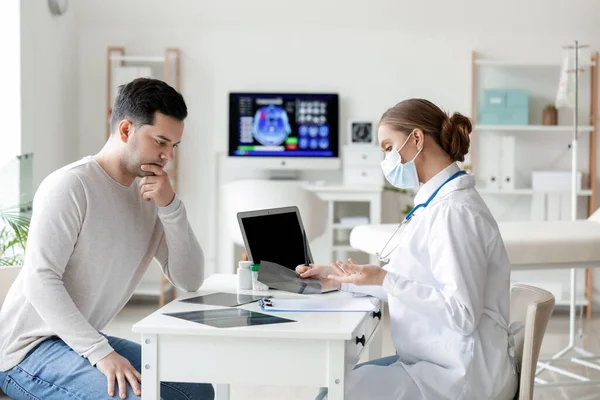 Young Doctor Working Patient Clinic — Stock Photo, Image