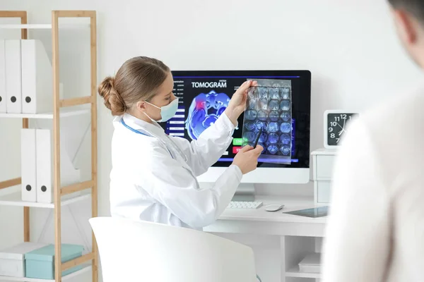 Female Doctor Showing Ray Scan Patient Clinic — Stock Photo, Image