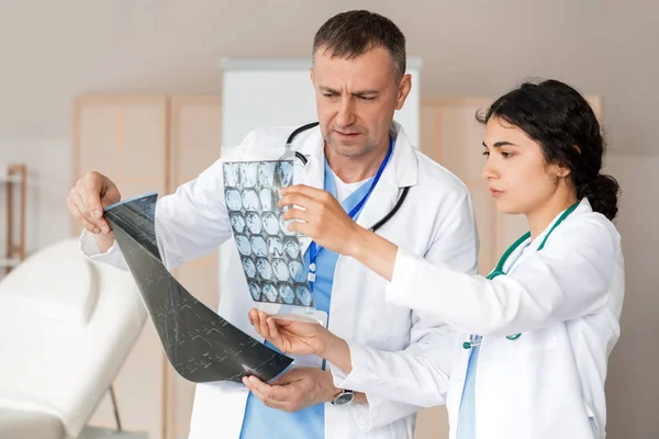Doctors Studying Ray Scans Clinic — Stock Photo, Image