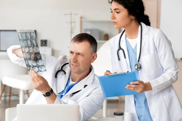 Doctors Studying Ray Scan Clinic — Stock Photo, Image