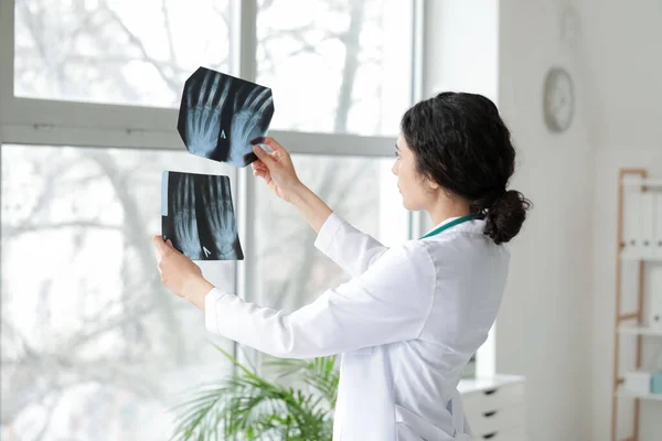 Female Doctor Studying Ray Scans Clinic — Stock Photo, Image