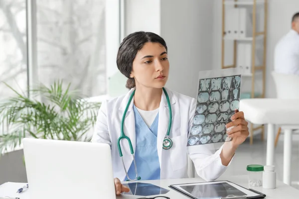 Ärztin Untersucht Röntgenbild Klinik — Stockfoto