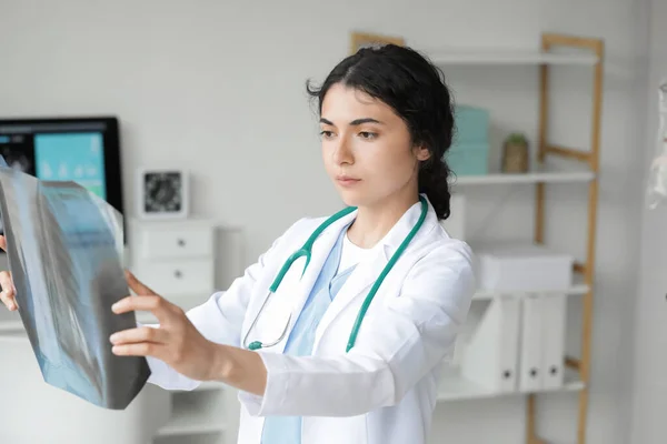 Female Doctor Studying Ray Image Lungs Clinic — Stock Photo, Image