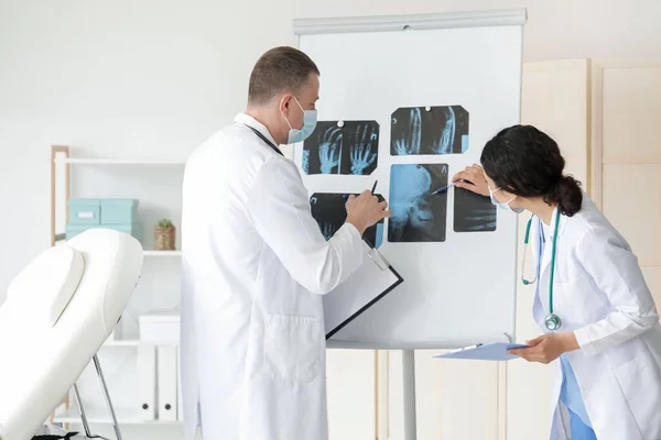 Doctors Studying Ray Scans Clinic — Stock Photo, Image