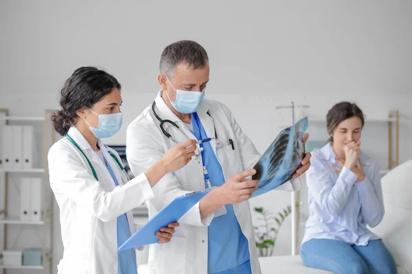 Doctors Studying Ray Image Lungs Clinic — Stock Photo, Image
