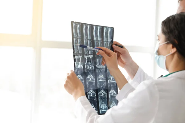 Doctors Studying Ray Scan Clinic — Stock Photo, Image