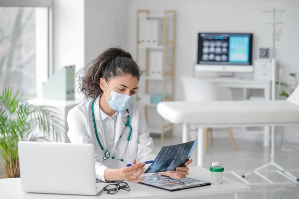 Doctora Estudiando Rayos Clínica — Foto de Stock