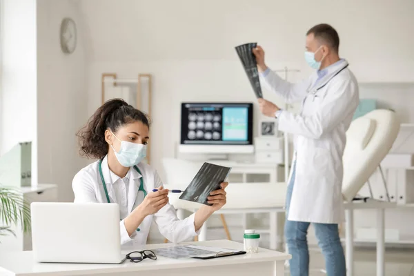Female Doctor Studying Ray Scan Clinic — Stock Photo, Image