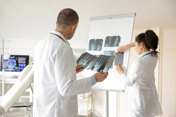 Doctors Studying Ray Scans Clinic — Stock Photo, Image