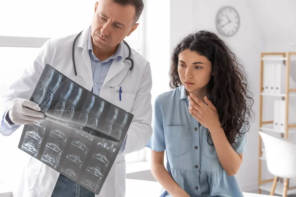 Mature Doctor Showing Ray Scan Patient Clinic — Stock Photo, Image