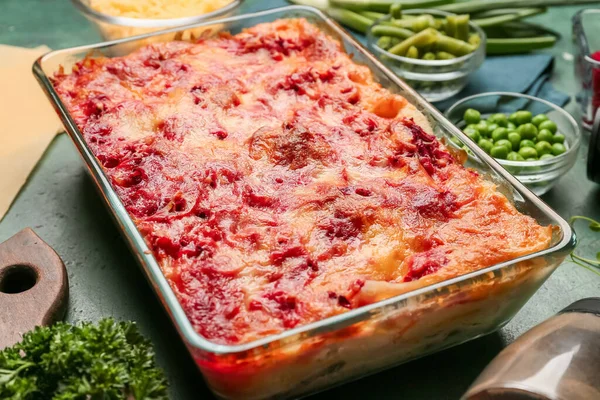 Bakning Skålen Med Välsmakande Vegetabilisk Lasagne Färg Bakgrund — Stockfoto